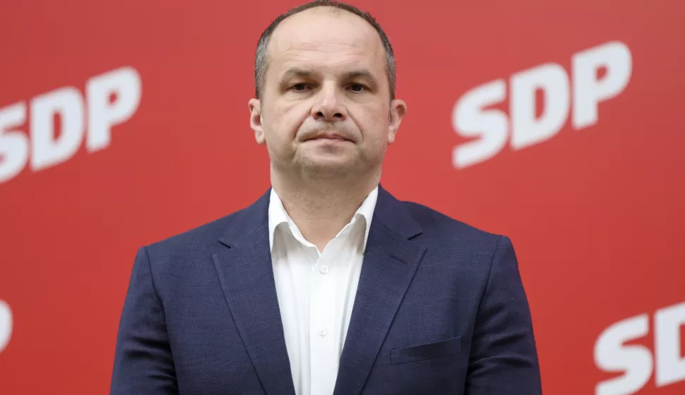 Zagreb, 20.02.2025 - Predsjednik SDP-a Sini&scaron;a Hajda&scaron; Dončić i SDP-ovi saborski zastupnici Sanja Bježančević i Boris Lalovac održali su konferenciju za medije povodom Svjetskog dana socijalne pravde na kojoj je predstavljena politika SDP-a za mirovine. Na slici Sini&scaron;a Hajda&scaron; Dončić.foto HINA/ Damir SENČAR/ ds