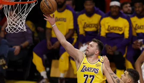 epa11975028 Los Angeles Lakers guard Luka Doncic (L) drives to the basket while being guarded by Denver Nuggets forward Michael Porter Jr. (R) during the first quarter of the NBA basketball game between the Denver Nuggets and Los Angeles Lakers in Los Angeles, California, USA, 19 March 2025. EPA/CAROLINE BREHMAN SHUTTERSTOCK OUT