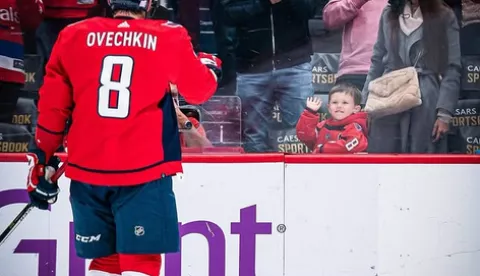 Ruski predsjednik Vladimir Putin čestitao je ruskom hokeja&scaron;u Aleksandru Ovječkinu koji je u nedjelju postao najbolji strijelac u povijesti sjevernoameričke Nacionalne hokeja&scaron;ke lige (NHL).