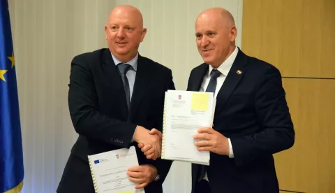 Dubrovnik, 07.04.2025. – Potpisivanje ugovora za energetsku obnovu zgrada javne namjene održano je u ponedjeljak u Hotelu Kompas u Dubrovniku. Na fotografiji Ivan Pavličević i Branko Bačić. foto HINA/Baldo MARUNČIĆ