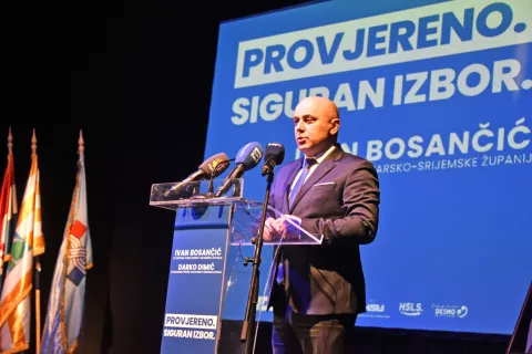 Vinkovci, 7.4.2025.- U Gradskom kazali?tu Joza Ivaki? predstavljen je HDZ-ov kandidat za ?upana Vukovarsko-srijemske ?upanije na predstoje?im lokalnim izborima Ivan Bosan?i? i kandidat za zamjenika ?upana Darko Dimi?. Na fotografiji Ivan Bosan?i?.foto HINA/ Gordan Pani?/ gp