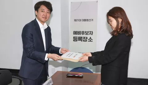epa12017015 Lee Jun-seok (L), a lawmaker of the minor opposition New Reform Party, submits his application for registration as a preliminary candidate for a presidential election to an official at the National Election Commission in Gwacheon, South Korea, 08 April 2025. South Korea is preparing for an early vote after the ouster of President Yoon Suk Yeol, with the date for the election being 03 June. EPA/YONHAP SOUTH KOREA OUT
