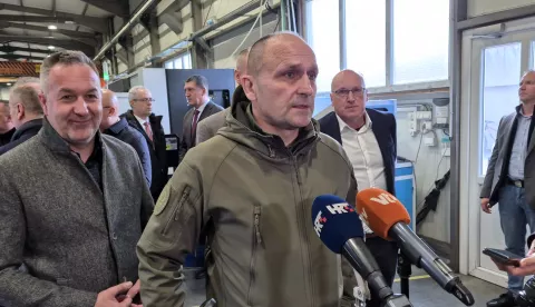 Ljube??ica, 7.4.2025.- Ubrzo ?emo biti samodostatni i neovisni u potrebama koje imaju Oru?ane snage Republike Hrvatske, poru?io je u ponedjeljak potpredsjednik Vlade RH i ministar obrane Ivan Anu?i? iz Ljube??ice, prilikom posjeta tvrtki Fripol koja se bavi konstruiranjem i proizvodnjom strojeva specijalne namjene, alata i naprava. foto HINA/ Sini?a Kalajd?ija/ ua