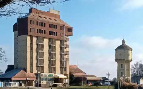 Zgrada bivšeg hotela Dunav u centru Vukovara