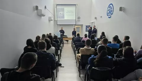 VINKOVCIKako bi stekli jasan uvid u posao policajca ili policajke i donijeli odluku o budućoj karijeri na temelju detaljnih i točnih informacija, policijski službenici Policijske uprave vukovarsko-srijemske zainteresiranim učenicima Srednje strukovne škole u Vinkovcima predstavili su policijsko zanimanje.travanj 2025.