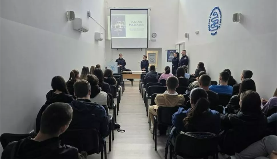 VINKOVCIKako bi stekli jasan uvid u posao policajca ili policajke i donijeli odluku o budućoj karijeri na temelju detaljnih i točnih informacija, policijski službenici Policijske uprave vukovarsko-srijemske zainteresiranim učenicima Srednje strukovne škole u Vinkovcima predstavili su policijsko zanimanje.travanj 2025.