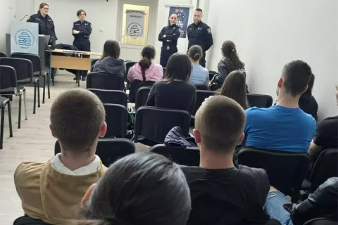 VINKOVCIKako bi stekli jasan uvid u posao policajca ili policajke i donijeli odluku o budućoj karijeri na temelju detaljnih i točnih informacija, policijski službenici Policijske uprave vukovarsko-srijemske zainteresiranim učenicima Srednje strukovne škole u Vinkovcima predstavili su policijsko zanimanje.travanj 2025.