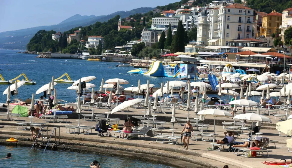 Opatija, 21.7.2024.- Nakon osvje?enja uz ki?u u subotu, u nedjelju je osvanuo sun?an i vru?i dan ?to su gra?ani i turisti iskoristili da se vrate na pla?e. foto HINA/ Miljenko KLEPAC/ ua