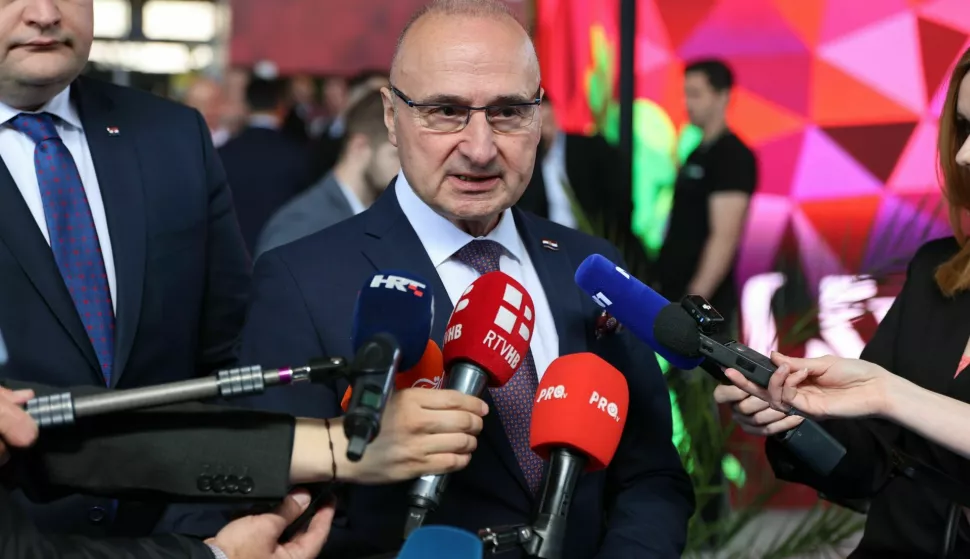 Mostar, 8.4.2025.- ?ef hrvatske diplomacije Gordan Grli? Radman kazao je u utorak da Uskok i Ured europskog javnog tu?itelja (EPPO) provode istragu u ministarstvu nakon ?to su oni prijavili zloporabe s isplatom putnih naloga djelatnicima koji su tehni?ki opremali diplomatsko-konzularna predstavni?tva. Na slici Gordan Grli? Radman na me?unarodnom sajmu gospodarstva Mostar 2025. foto HINA/ FENA/ Emanuel Soca/ ua