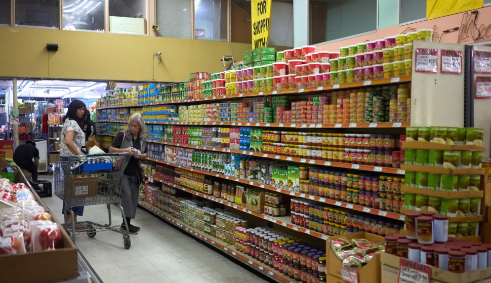 epa12016972 People shop for products imported from Asia at a market in Los Angeles, California, USA, 07 April 2025. The Dow Jones Industrial Average closed down on 07 April for a third trading day in a row, as US President Donald Trump's tariffs continued to shake global trade. Trump threatened new 50 percent tariffs on China unless Beijing lifts its retaliatory duties on US exports by tomorrow. EPA/ALLISON DINNER