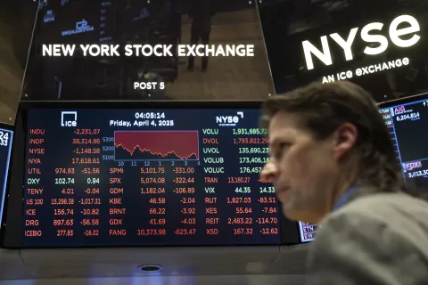 epa12010323 A screen showing stock prices at the end of the trading day on the floor of the New York Stock Exchange in New York, New York, USA, on 04 April 2025. World financial markets are continuing to react to reciprocal tariffs that US President Donald Trump implemented this week and the Dow Jones industrial average lost 5.5% today. EPA/JUSTIN LANE