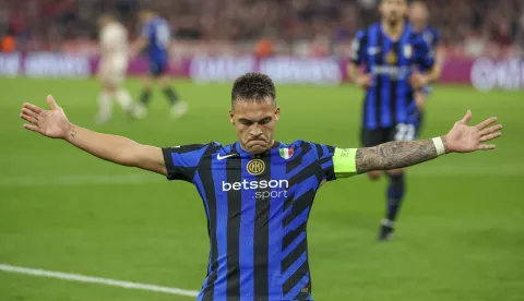 epa12018897 Lautaro Martinez of Inter celebrates after scoring the 0-1 in the UEFA Champions League quarter final 1st leg between FC Bayern Munich and Inter Milan in Munich, Germany, 08 April 2025. EPA/FILIP SINGER