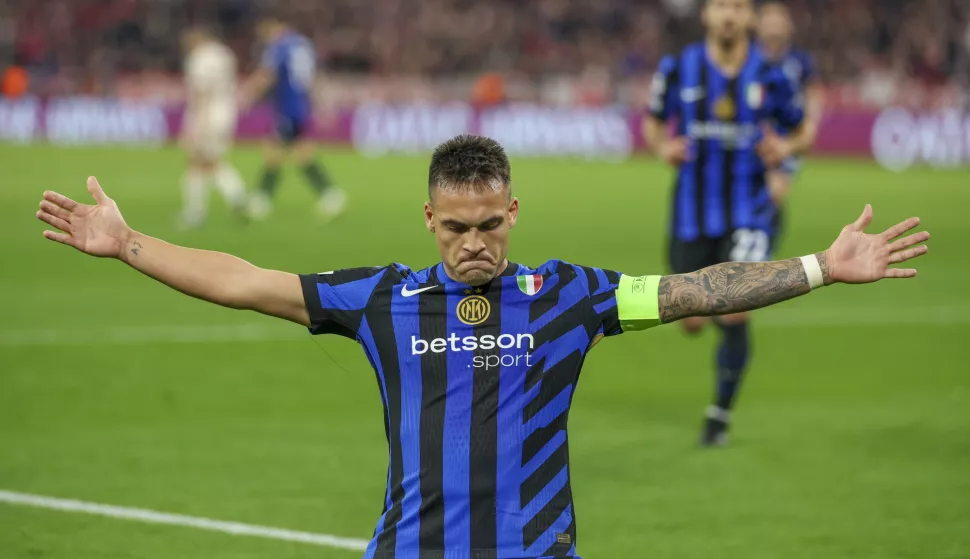 epa12018897 Lautaro Martinez of Inter celebrates after scoring the 0-1 in the UEFA Champions League quarter final 1st leg between FC Bayern Munich and Inter Milan in Munich, Germany, 08 April 2025. EPA/FILIP SINGER