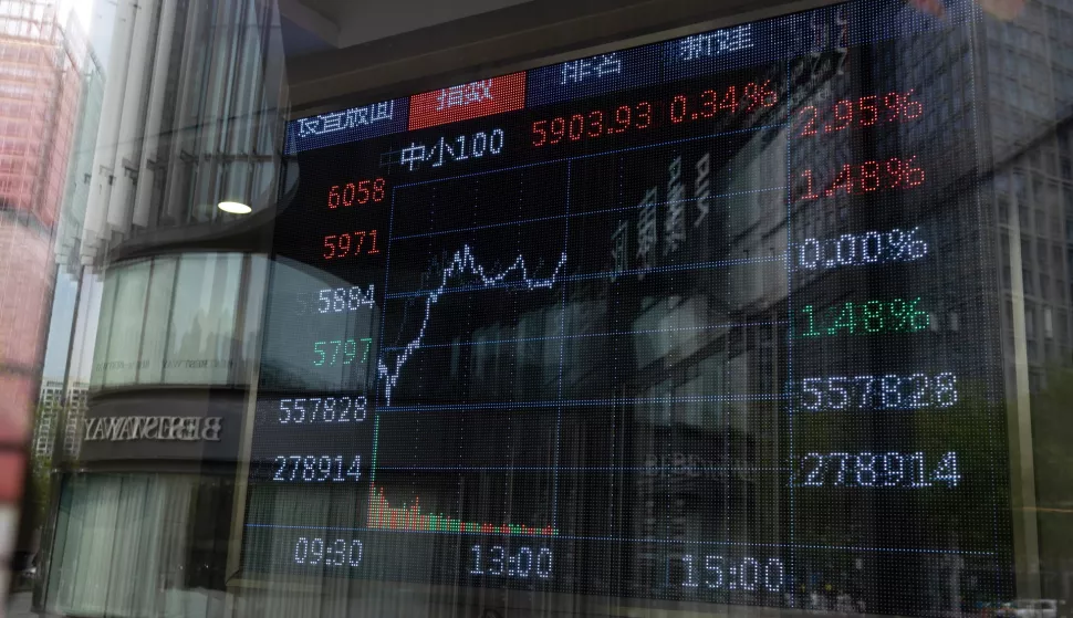 epa12019557 The CSI 1000 Index displayed in Beijing, China, 09 April 2025. Under the US President Donald Trump administration, the US has imposed a 104 percent tariff on Chinese imports effective from 09 April. EPA/JESSICA LEE