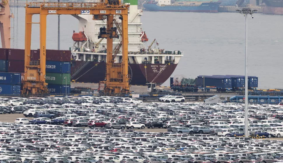 epa12019725 Vehicles wait to be bound for shipment at the port of Pyeongtaek, South Korea, 09 April 2025. The South Korean finance ministry said on 09 April that the government had unveiled a package of support measures for domestic industries most impacted by the recent US tariff impositions that include more than 2 trillion won (1.5 billion dollars) in policy financing. EPA/JEON HEON-KYUN
