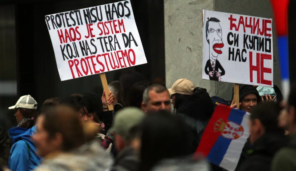 Beograd, 15.03.2025. - Deseci tisuća ljudi su, unatoč kiši, zaposjeli središnje ulice Beograda sudjelujući u protuvladinom prosvjedu "15. za 15." na koji je cijelu Srbiju pozvao studentski pokret, ali mnogi nisu uspjeli stići na početak prosvjeda u 16 sati jer je vlast na više načina opstruirala skup. Mnoštvo se okupilo ispred Skupštine Srbije, uz koju su od prijepodneva raspoređene jake policijske snage s opremom za razbijanje demonstracija, a policijskim kordonima okruženo je i službeno sjedište predsjednika Republike. Val prosvjeda u Srbiji potaknut je padom nadstrešnice na željezničkom kolodvoru 1. studenog prošle godine kada je poginulo 15 ljudi, a preuzeo ih je studentski pokret koji zahtijeva političku i kaznenu odgovornost vlasti, borbu protiv korupcije, učinkovit rad institucija bez političkog utjecaja, uređeno i pravedno društvo. foto HINA/ FoNet/ Aleksandar BARDA/ ml