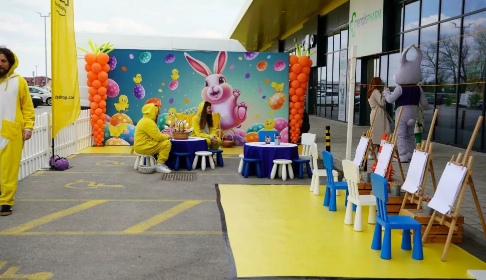 VINKOVCIBrend popularnih maloprodajnih parkova Stop Shop, prepoznatljivo međunarodno ime u manjim i srednjim hrvatskim sredinama, prije dvije godine svoj je kompleks otvorio u Vinkovcima. Zadovoljni poslovanjem u gradu na Bosutu, u Stop Shop retail parku odlučili su proširiti prostor kompleksa na još oko 3700 četvornih metara. Koje će se trgovine moći pronaći u dodatnom prostoru još ostaje tajna za javnost, kaže Joško Piteša, country manager operations za Hrvatskutravanj 2025.