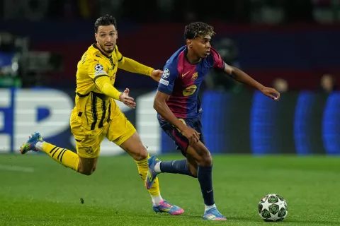 epa12021275 Barcelona forward Lamine Yamal (R) in action during the UEFA Champions League quarter-final first leg match between FC Barcelona and Borussia Dortmund at the Estadio Olimpico Lluis Companys in Barcelona, Spain, 09 April 2025. EPA/Eric Fontcuberta