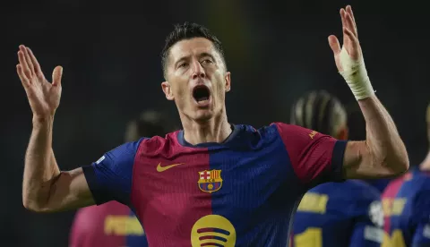 epa12021575 Barcelona's striker Robert Lewandowski celebrates after socing the 3-0 goal during the UEFA Champions League quarter-final first leg match between FC Barcelona and Borussia Dortmund at the Estadio Olimpico Lluis Companys in Barcelona, Spain, 09 April 2025. EPA/Alejandro García