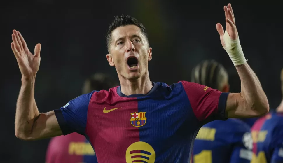 epa12021575 Barcelona's striker Robert Lewandowski celebrates after socing the 3-0 goal during the UEFA Champions League quarter-final first leg match between FC Barcelona and Borussia Dortmund at the Estadio Olimpico Lluis Companys in Barcelona, Spain, 09 April 2025. EPA/Alejandro García