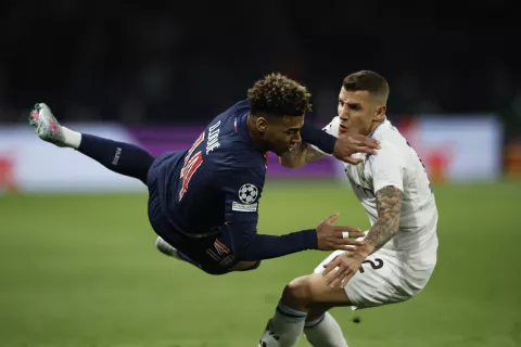 epa12021315 Desire Doue of PSG (L) and Matty Cash of Aston Villa (R) in action during the UEFA Champions League quarter-finals 1st leg soccer match between Paris Saint-Germain and Aston Villa, in Paris, France, 09 April 2025. EPA/YOAN VALAT