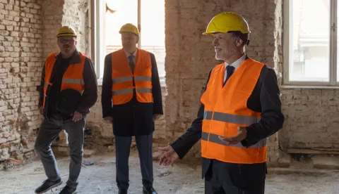 Zagreb, 10.04.2025. - Predsjednik Hrvatskog sabora Gordan Jandroković obišao je zgradu Hrvatskog sabora na Trgu sv. Marka gdje su ga izvođači radova i glavni projektant upoznali s dinamikom procesa obnove zgrade.Na fotografiji Gordan Jandroković.foto HINA/ Edvard ŠUŠAK/ es