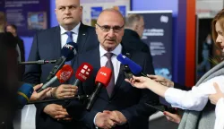 Mostar, 8.4.2025.- ?ef hrvatske diplomacije Gordan Grli? Radman kazao je u utorak da Uskok i Ured europskog javnog tu?itelja (EPPO) provode istragu u ministarstvu nakon ?to su oni prijavili zloporabe s isplatom putnih naloga djelatnicima koji su tehni?ki opremali diplomatsko-konzularna predstavni?tva. Na slici Gordan Grli? Radman na me?unarodnom sajmu gospodarstva Mostar 2025. foto HINA/ FENA/ Emanuel Soca/ ua