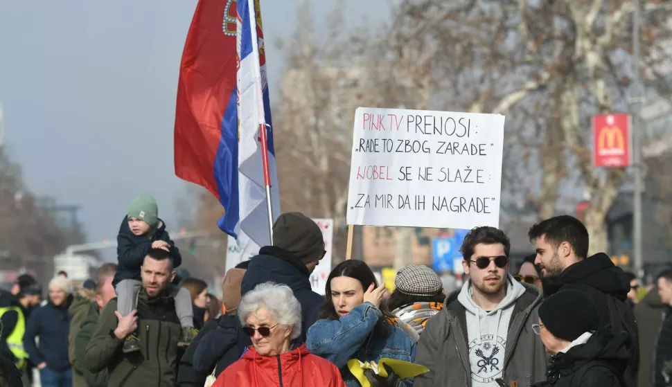 Novi Sad, 02.02.2024. - Studenti u Novom Sadu uz doručak i čaj, nastavljaju blokadu Mosta slobode. Blokada Mosta slobode u Novom Sadu koja je počela u subotu u 15 sati nastavlja se i u nedjelju, prenijela je agencija Beta, a prosvjedi su u subotu održani u više od 20 gradova u Srbiji. foto HINA/ BETAPHOTO/ DRAGAN GOJIC/ ml