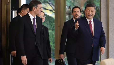 epa12024163 Chinese President Xi Jinping (R) gestures in the presence of Spanish Prime Minister Pedro Sanchez (L) as they arrive for a bilateral meeting at Diaoyutai Guest House in Beijing, China, 11 April 2025. EPA/ANDRES MARTINEZ CASARES/POOL