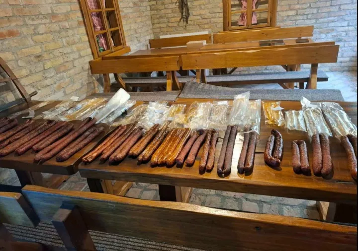 ANDRIJA&Scaron;EVCIU sklopu manifestacije GastRo A, koju drugi put organizira Općina Andrija&scaron;evci u suradnji s Vukovarsko-srijemskom županijom, održano je senzorno ocjenjivanje kobasice i kulenove seke. Ove je godine pristiglo 49 uzoraka - 23 uzorka kobasica i 26 uzoraka kulenovih seka.travanj 2025.