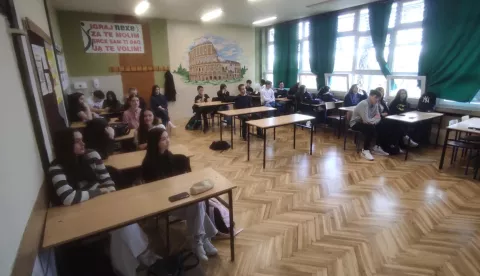 NAŠICE - U organizaciji udruge Otvoreno srce u Srednjoj školi ostvarena je VIII. edukacija u projektu "Volontiraj i ti!" s temom "Znamo li pružiti podršku". Predavanje za tridesetak učenika/volontera održala je Vanesa Šerić, voditeljica udruge PUKS, Podrška u kriznim situacijama, iz Belišća, koja je pojasnila što je podrška, kakva može biti, gdje je možemo potražiti. Iznijela je i nekorisne primjere, kao "prestani živjeti u prošlosti", "glavu gore - prestani kukati", "Božja volja", "moglo je biti i gore"... Umjesto toga, savjetuje, treba biti strpljiv i slušati sugovornikaTRAVANJ 2025.