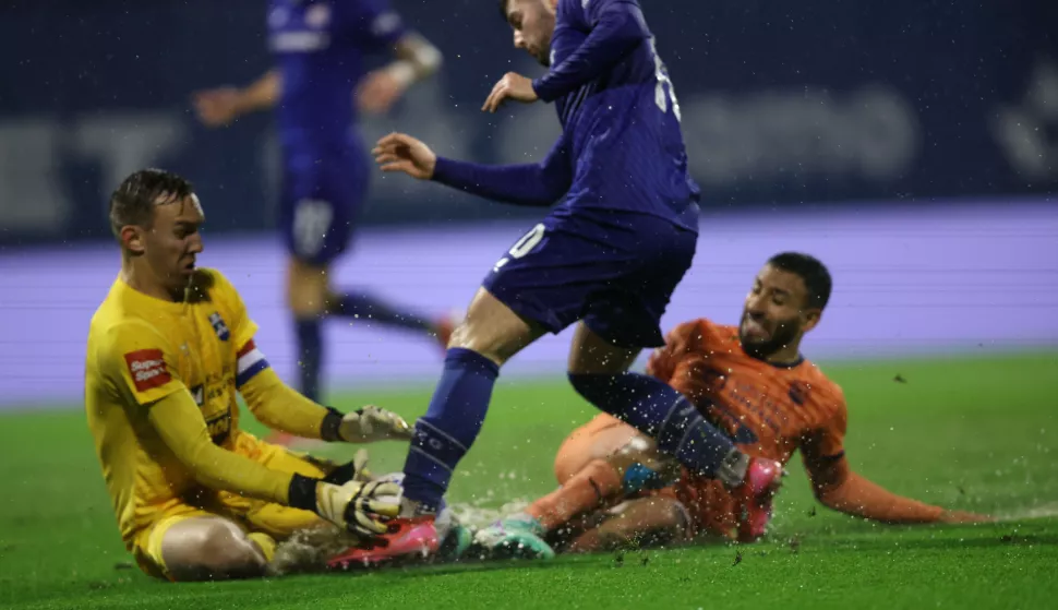 Zagreb, 26.2.2025.- Utakmica ?etvrtfinala Hrvatskog nogometnog kupa Dinamo - Osijek na stadionu Maksimir. Na slici Marko Malenica i Martin Baturina. foto HINA/ Damir SEN?AR/ ua