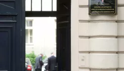 Zagreb, 15.07.2011 - Arhivska fotografija od 27.04.2011. godine prikazuje ulaz u zgradu USKOK-a u Gajevoj ulici u Zagrebu. USKOK je danas od policije zatraio da otkrije tko je medijima dao tajni svjedočki iskaz bive efice HDZ-ova računovodstva Branke Pavoević i tako počinio kazneno djelo odavanja slubene tajne. foto FaH/ Damir SENČAR /ds