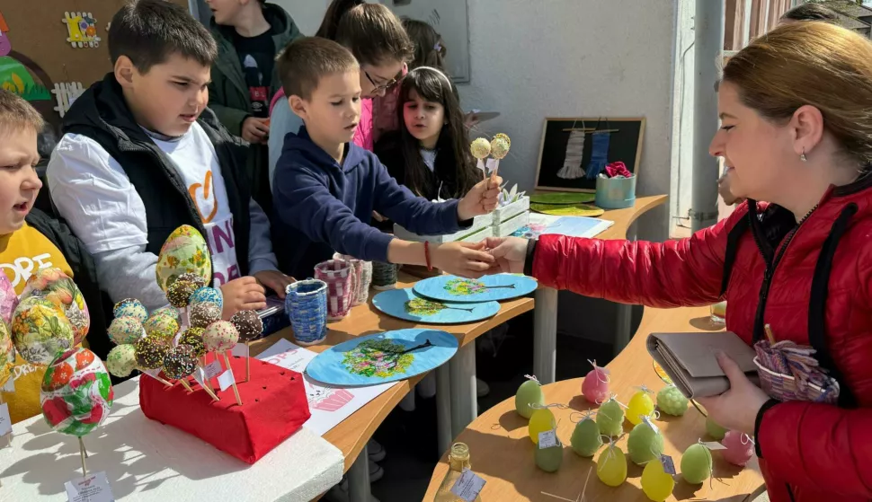 MIRKOVCIUčenici OŠ Nikole Tesle u vinkovačkom prigradskom naselju Mirkovcima sa svojim su nastavnicima priredili Uskrsni sajam na kojemu su prodavali prigodne proizvode koje su sami izradili.travanj 2025.
