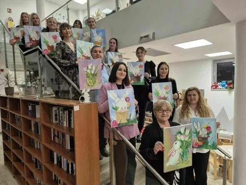 U Narodnoj knjižnici i čitaonici Gunja održana je preduskrsna kreativna radionica Wine&Paint,travanj 2025.