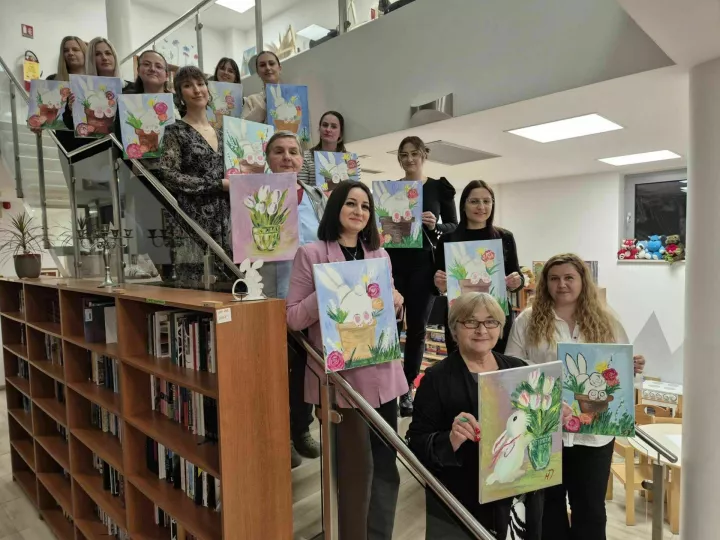 U&nbsp;Narodnoj knjižnici i čitaonici Gunja održana je preduskrsna kreativna radionica Wine&Paint,travanj 2025.