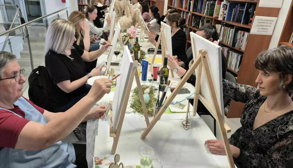 U Narodnoj knjižnici i čitaonici Gunja održana je preduskrsna kreativna radionica Wine&Paint,travanj 2025.