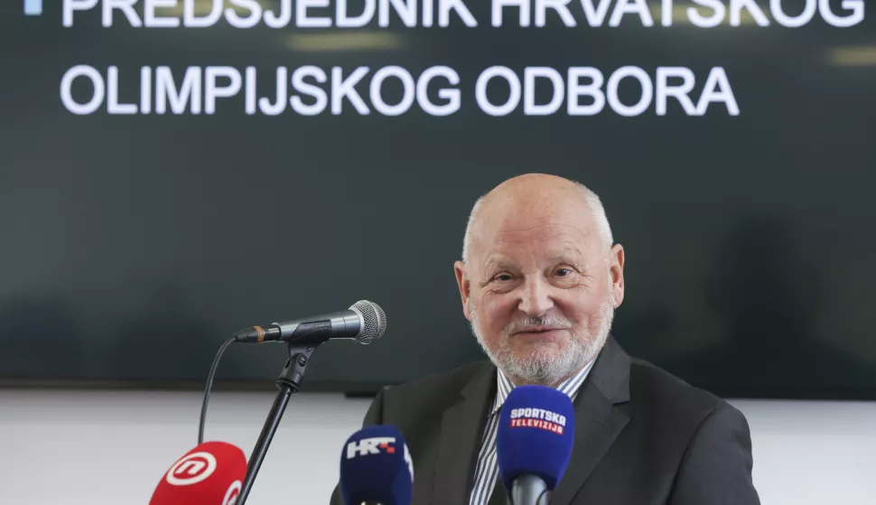 Zagreb, 17.03.2025. - Bivši urednik sportske redakcije HINE Ante Drpić dobitnik je nagrade za životno djelo Hrvatskog zbora sportskih novinara (HZSN), dok je novinar godine Dražen Brajdić iz Večernjeg lista. U prostorijama HOO-a svečano su uručene nagrade i priznanja HZSN-a za 2024. godinu. Na fotografiji predsjednik HOO-a Zlatko Mateša. foto HINA/ Lana SLIVAR DOMINIĆ/ lsd