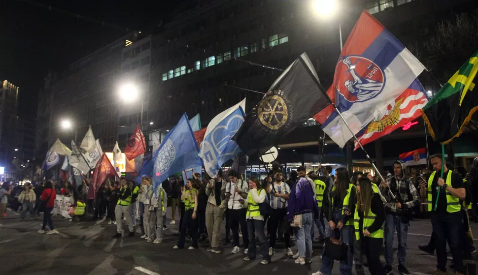 Beograd, 15.03.2025. (Hina) - Tisuće Beograđana od petka navečer su, do poslije ponoći, ovacijama, vatrometom, zagrljajima, a mnogi i u suzama, dočekivale studente koji su pješačeći, trčeći štafetni maraton ili biciklirajući, iz svih krajeva zemlje pristizali u prijestolnicu gdje će u subotu sudjelovati na velikom prosvjednom skupu. foto HINA/ FoNet/ Aleksandar BARDA/ ml