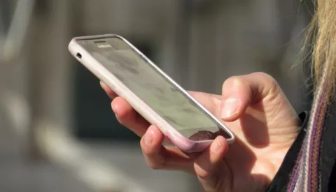 04.12.2103., Split - Splicanke se u setnji gradom sluze mobitelimaPhoto: Ivo Cagalj/PIXSELL