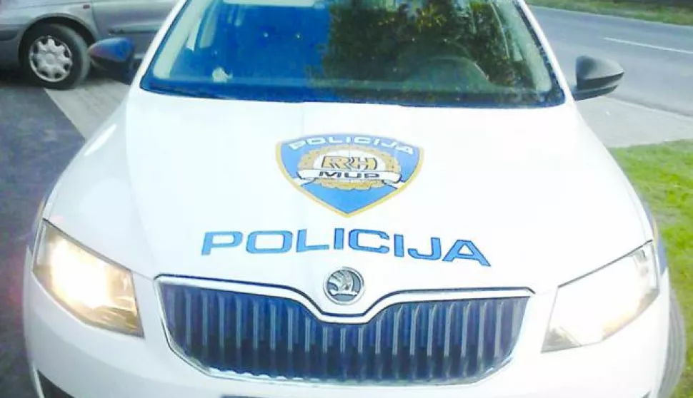 ?8.5.2015.Jo jedan sudar na krianju Kolodvorske i Kozjačke ulice u osječkoj Retfali. Lake ozlijeđena vozačica Toyote, kozjačka, kolodvorska, sudar, neseća, policija, ilustracija, policijski auto, automobil, mup, slubeni, foto:Sandra LACIĆ------2 st colorcrna kronika