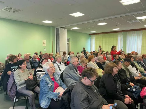 Grad je tijekom prošle godine organizirao tri ovakva izleta, a pozitivne reakcije sugrađana bile su povod za nastavak organizacije ovakvih aktivnosti u suradnji s Gradskim društvom Crvenog križa Osijek.Umirovljenike je, prije početka njihovih aktivnosti, pozdravio i predsjednik Gradskog vijeća Grada Osijeka Tihomir Florijančić."Prošle godine smo ovaj izlet organizirali tri puta na kojima je bilo oko 300 umirovljenika. Svima je bilo dobro pa smo, ponukani time, odlučili organizirati izlete i ove godine. Tu su i plesnjaci koji se redovito organiziraju, proslava Nove godine, a povećali smo i cenzus za uskrsnice. Kada smo krenuli 2021. za umirovljenike smo povećali izdvajanja preko 300 % te je gradonačelnik najavio besplatni prijevoz od 1. svibnja.", rekao je Florijančić.Predsjednik Gradskog vijeća je istaknuo i nadogradnju novog dijela Doma za starije, ali i rekonstrukciju odmarališta u Omišlju za umirovljenike, ali i osnovnoškolce.Umirovljenicima u Orahovici osigurani su obroci, zdravstvene i kreativne radionice, korištenje bazena te rekreativna šetnja i vježbe u prirodi tijekom cijelog dana boravka.
