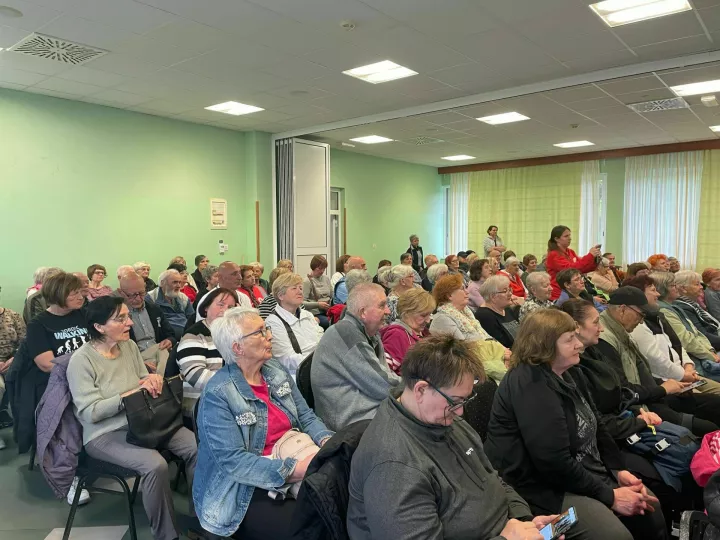 Grad je tijekom pro&scaron;le godine organizirao tri ovakva izleta, a pozitivne reakcije sugrađana bile su povod za nastavak organizacije ovakvih aktivnosti u suradnji s Gradskim dru&scaron;tvom Crvenog križa Osijek.Umirovljenike je, prije početka njihovih aktivnosti, pozdravio i predsjednik Gradskog vijeća Grada Osijeka Tihomir Florijančić."Pro&scaron;le godine smo ovaj izlet organizirali tri puta na kojima je bilo oko 300 umirovljenika. Svima je bilo dobro pa smo, ponukani time, odlučili organizirati izlete i ove godine. Tu su i plesnjaci koji se redovito organiziraju, proslava Nove godine, a povećali smo i cenzus za uskrsnice. Kada smo krenuli 2021. za umirovljenike smo povećali izdvajanja preko 300 % te je gradonačelnik najavio besplatni prijevoz od 1. svibnja.", rekao je Florijančić.Predsjednik Gradskog vijeća je istaknuo i nadogradnju novog dijela Doma za starije, ali i rekonstrukciju odmarali&scaron;ta u Omi&scaron;lju za umirovljenike, ali i osnovno&scaron;kolce.Umirovljenicima u Orahovici osigurani su obroci, zdravstvene i kreativne radionice, kori&scaron;tenje bazena te rekreativna &scaron;etnja i vježbe u prirodi tijekom cijelog dana boravka.