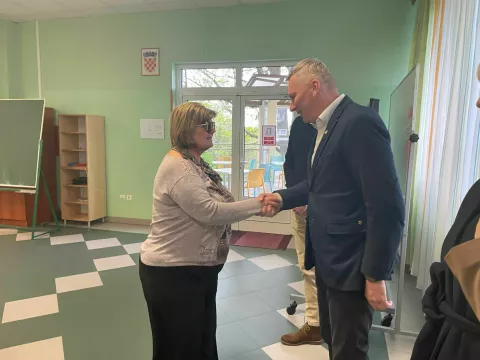 Grad je tijekom prošle godine organizirao tri ovakva izleta, a pozitivne reakcije sugrađana bile su povod za nastavak organizacije ovakvih aktivnosti u suradnji s Gradskim društvom Crvenog križa Osijek.Umirovljenike je, prije početka njihovih aktivnosti, pozdravio i predsjednik Gradskog vijeća Grada Osijeka Tihomir Florijančić."Prošle godine smo ovaj izlet organizirali tri puta na kojima je bilo oko 300 umirovljenika. Svima je bilo dobro pa smo, ponukani time, odlučili organizirati izlete i ove godine. Tu su i plesnjaci koji se redovito organiziraju, proslava Nove godine, a povećali smo i cenzus za uskrsnice. Kada smo krenuli 2021. za umirovljenike smo povećali izdvajanja preko 300 % te je gradonačelnik najavio besplatni prijevoz od 1. svibnja.", rekao je Florijančić.Predsjednik Gradskog vijeća je istaknuo i nadogradnju novog dijela Doma za starije, ali i rekonstrukciju odmarališta u Omišlju za umirovljenike, ali i osnovnoškolce.Umirovljenicima u Orahovici osigurani su obroci, zdravstvene i kreativne radionice, korištenje bazena te rekreativna šetnja i vježbe u prirodi tijekom cijelog dana boravka.