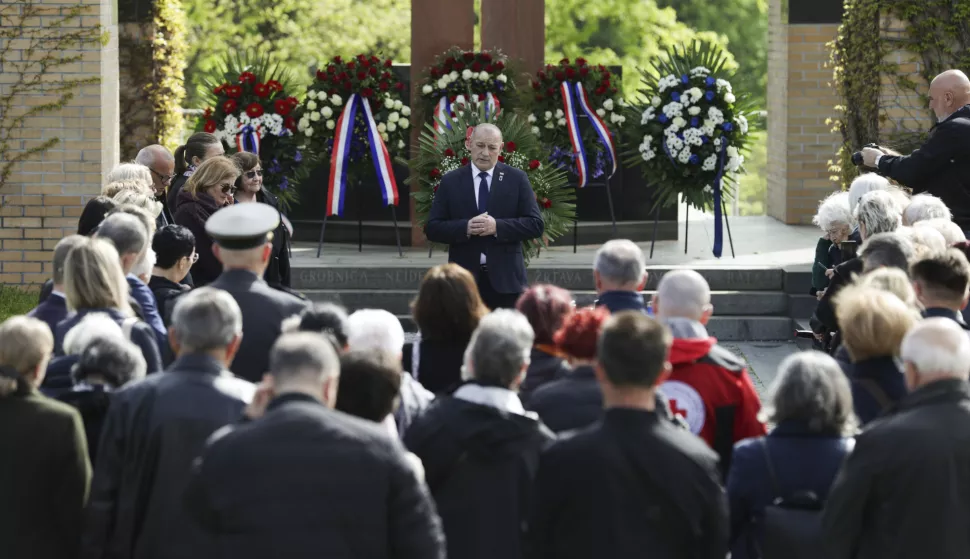 Zagreb, 14.04.2025. - U sklopu susreta članova obitelji zatočenih i nestalih hrvatskih branitelja odana je počast žrtvama iz Domovinskog rata kod Spomenika Glas hrvatske žrtve – Zid boli na Mirogoju i kod Zajedničke grobnice neidentificiranih posmrtnih ostataka – Kenotaf na Krematoriju. Na fotografiji Tomo Medved. foto HINA/ Lana SLIVAR DOMINIĆ/ lsd 