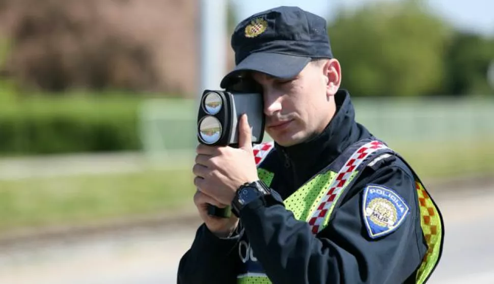 snimio Davor KIBEL, Osijek, 21.04.2016. Gacka ulica, policija kontrolira brzinu vonje, kontrola brzine, brzina, vonja, patrola na cesti, organizirana akcija kontrole, ograničenje, brza vonja