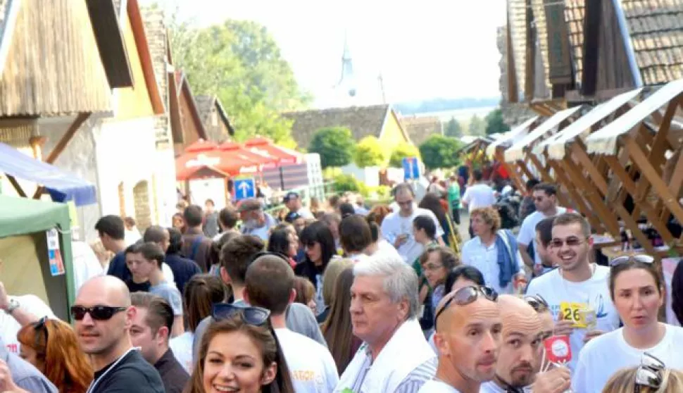 ?ZMAJEVACSve je spremno za 11. zmajevački Vinski maraton koji mjetani povodom Dana sela organiziraju svake prve subote u listopadu. slika iz 2015.------2 stupca colornovosti