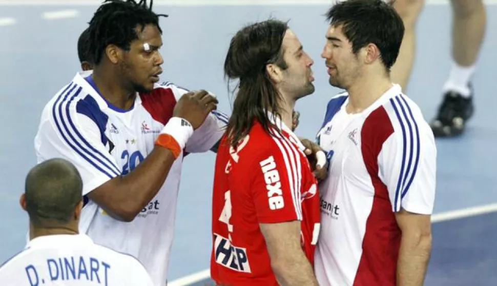 Croatia's Ivano Balic (C) argues with France's Nikola Karabatic (R) during their Men's World Handball Championship gold medal match in Zagreb February 1, 2009. REUTERS/Marko Djurica (CROATIA)------2X COLOR - SPORT