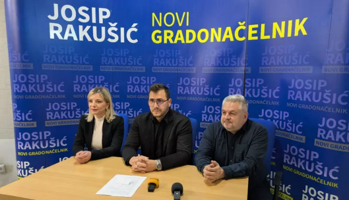 đAKOVOpRESICA GRADONAČELNIČKGO KANDIDATA jOSIPA rAKUŠIĆ (U SREDINI)tRAVANJ 2025.