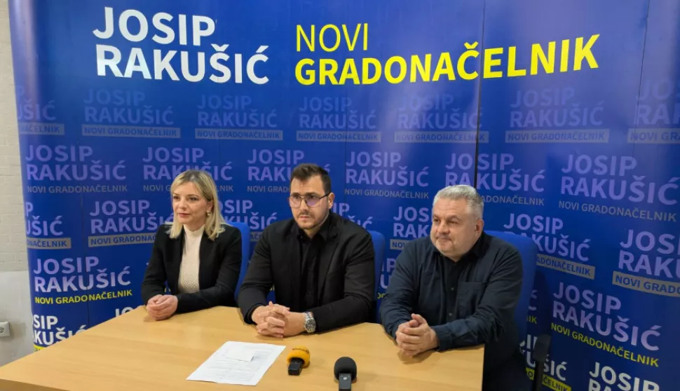 đAKOVOpRESICA GRADONAČELNIČKGO KANDIDATA jOSIPA rAKUŠIĆ (U SREDINI)tRAVANJ 2025.